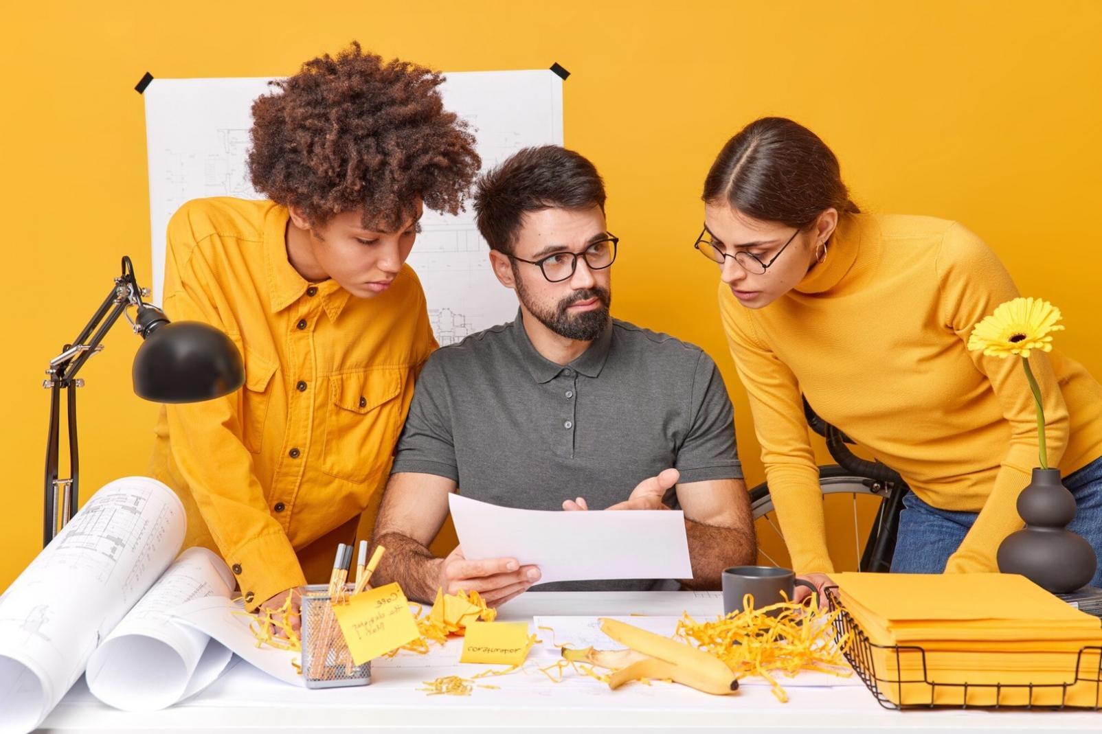 Étudiants travaillant sur une analyse financière collaborative